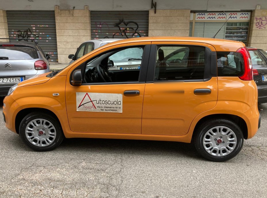 L'auto di Autoscuola Triangolo per le guide, con il logo sulla portiera